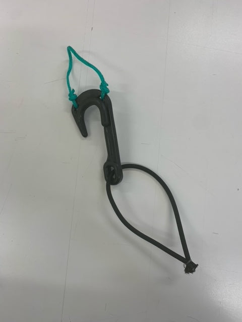Closure hook with elastic cord black